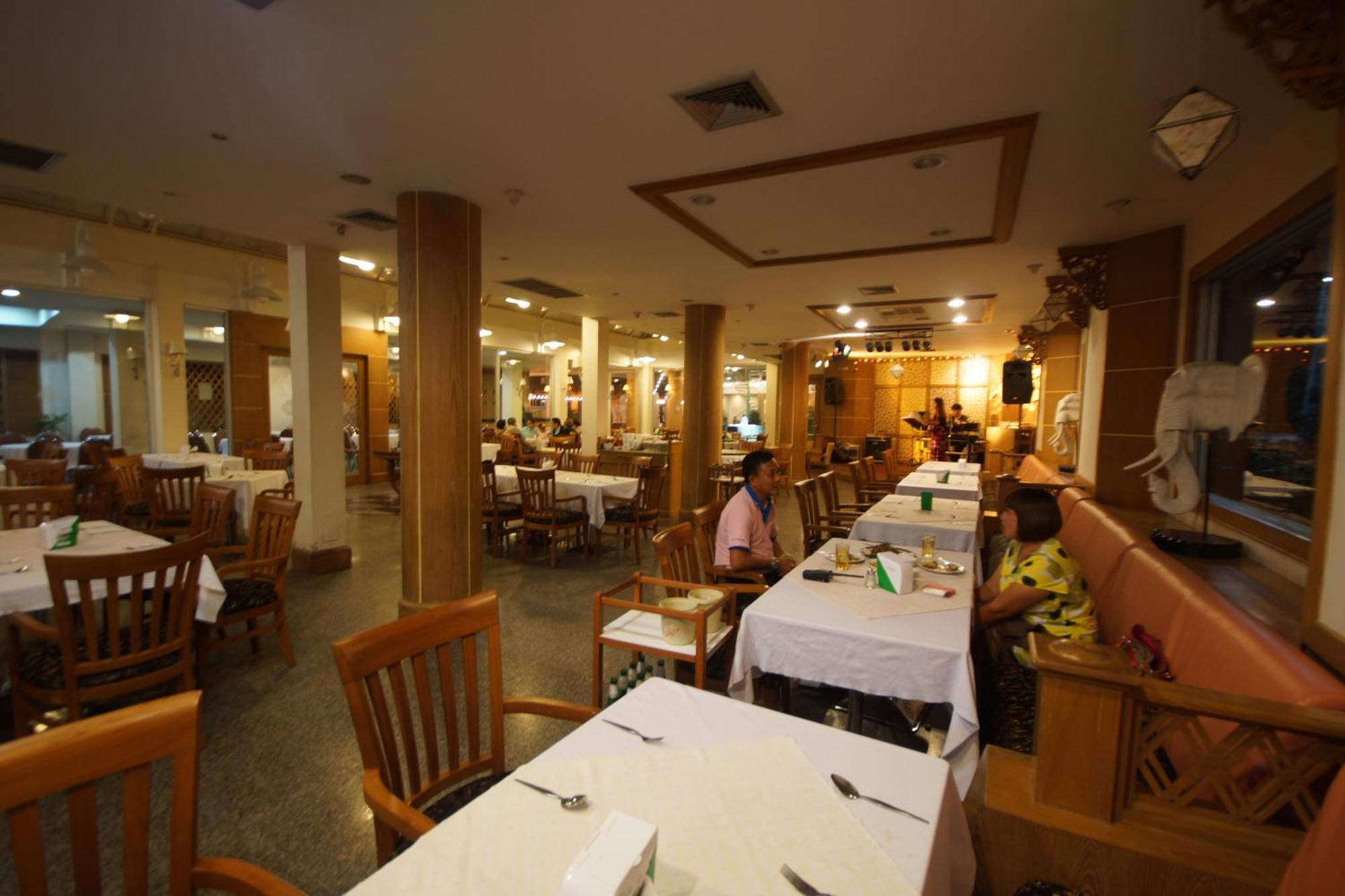 Dhevaraj Hotel Нан Екстериор снимка