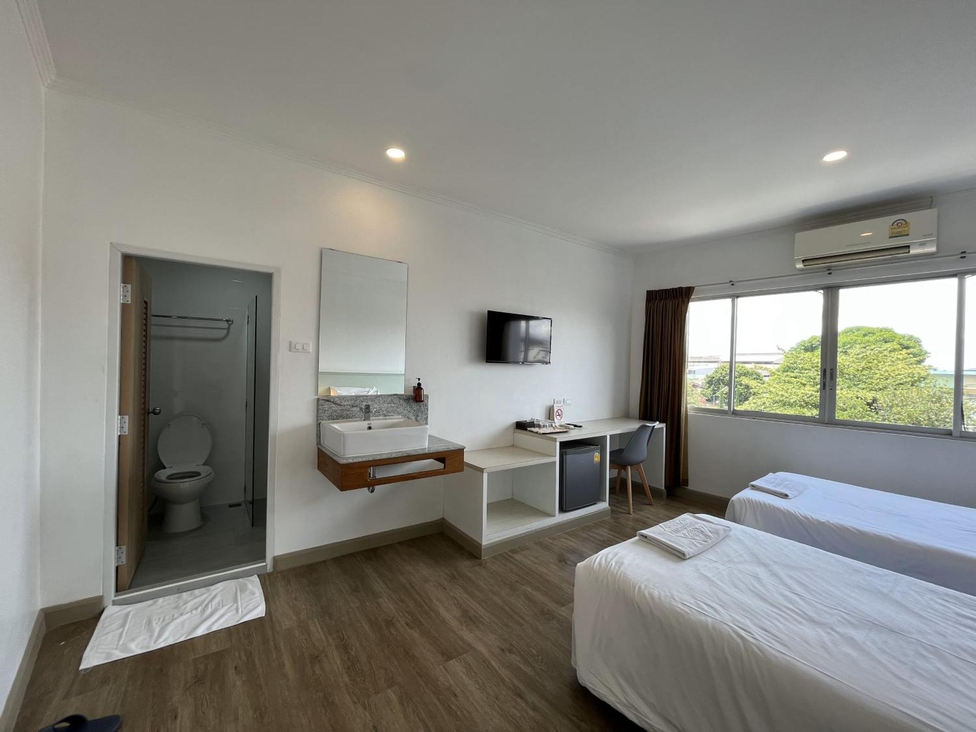 Dhevaraj Hotel Нан Екстериор снимка