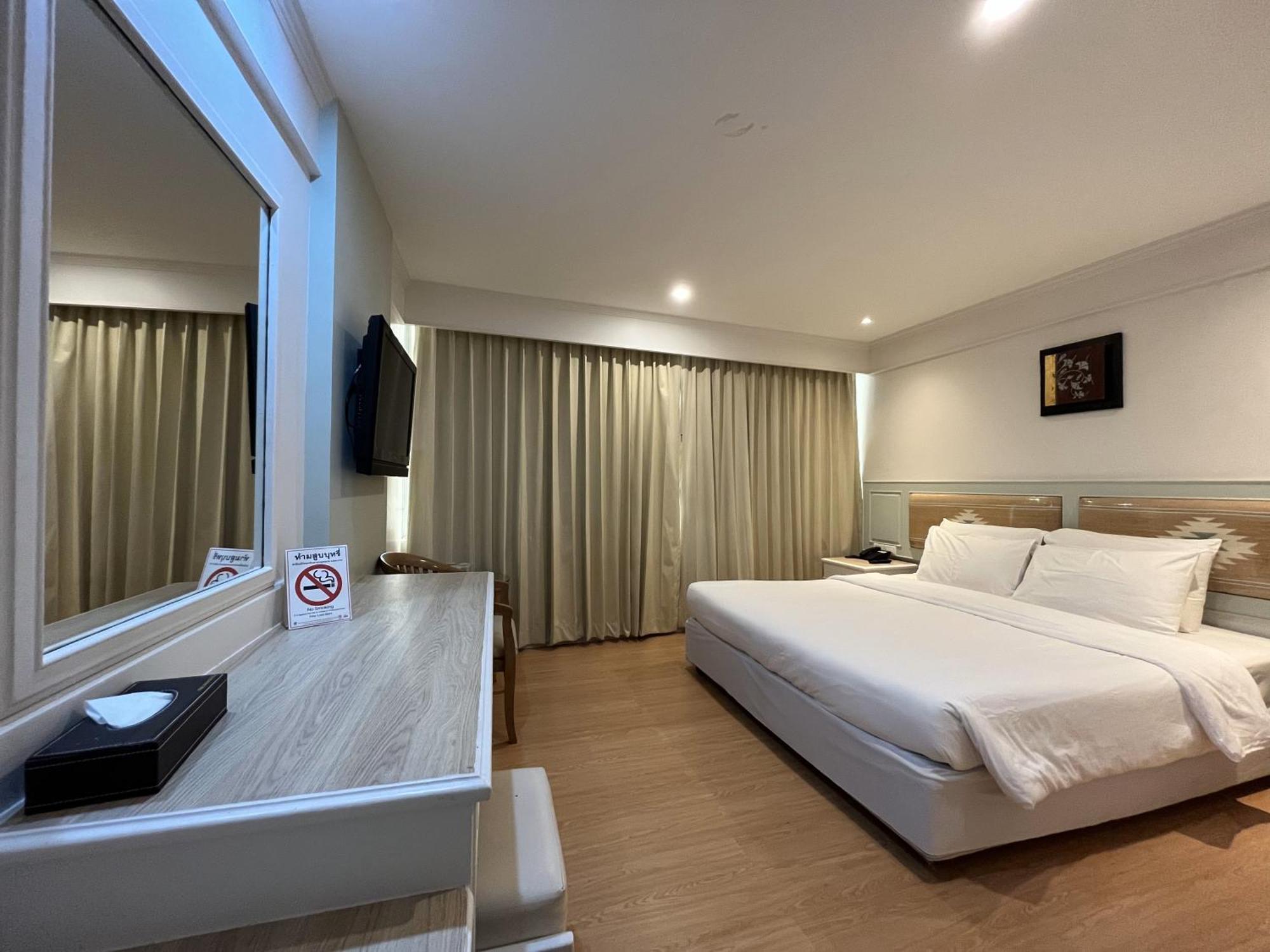 Dhevaraj Hotel Нан Екстериор снимка