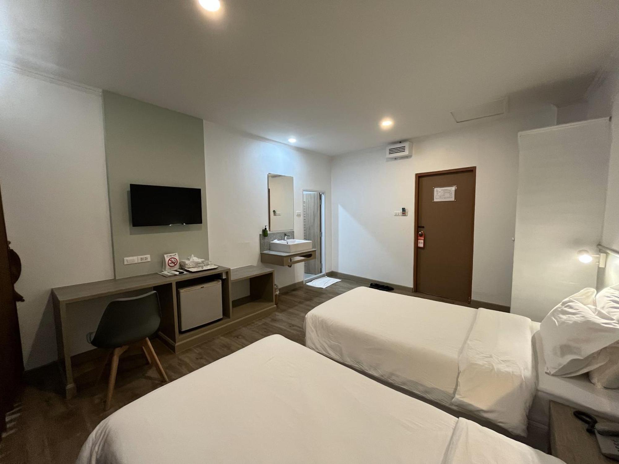 Dhevaraj Hotel Нан Екстериор снимка