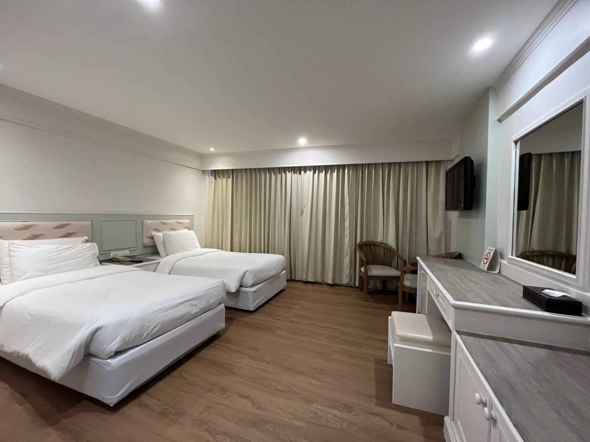 Dhevaraj Hotel Нан Екстериор снимка