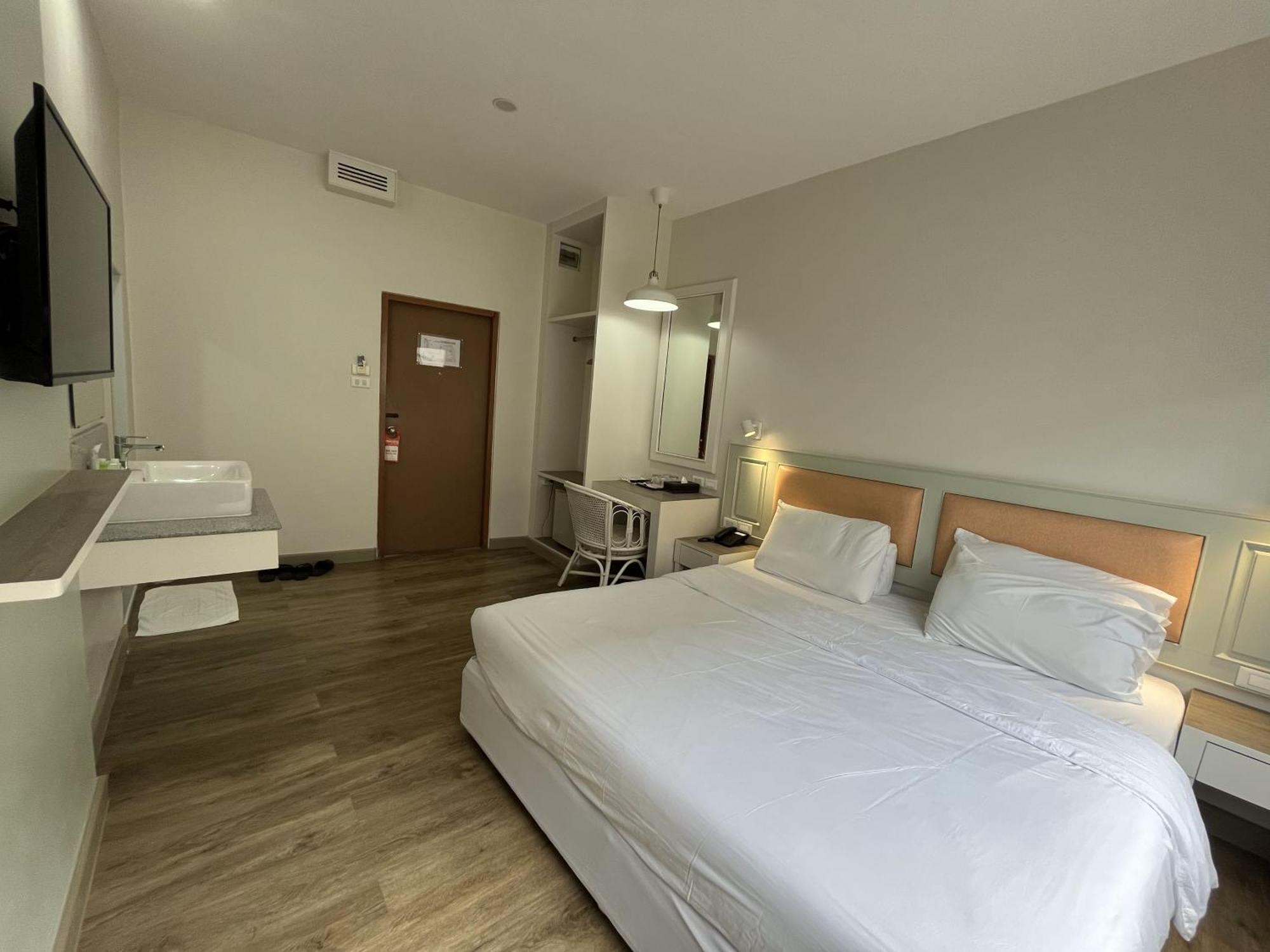 Dhevaraj Hotel Нан Екстериор снимка