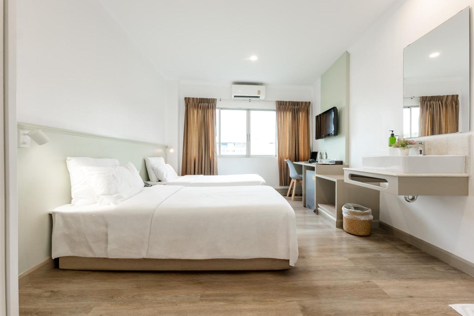 Dhevaraj Hotel Нан Екстериор снимка
