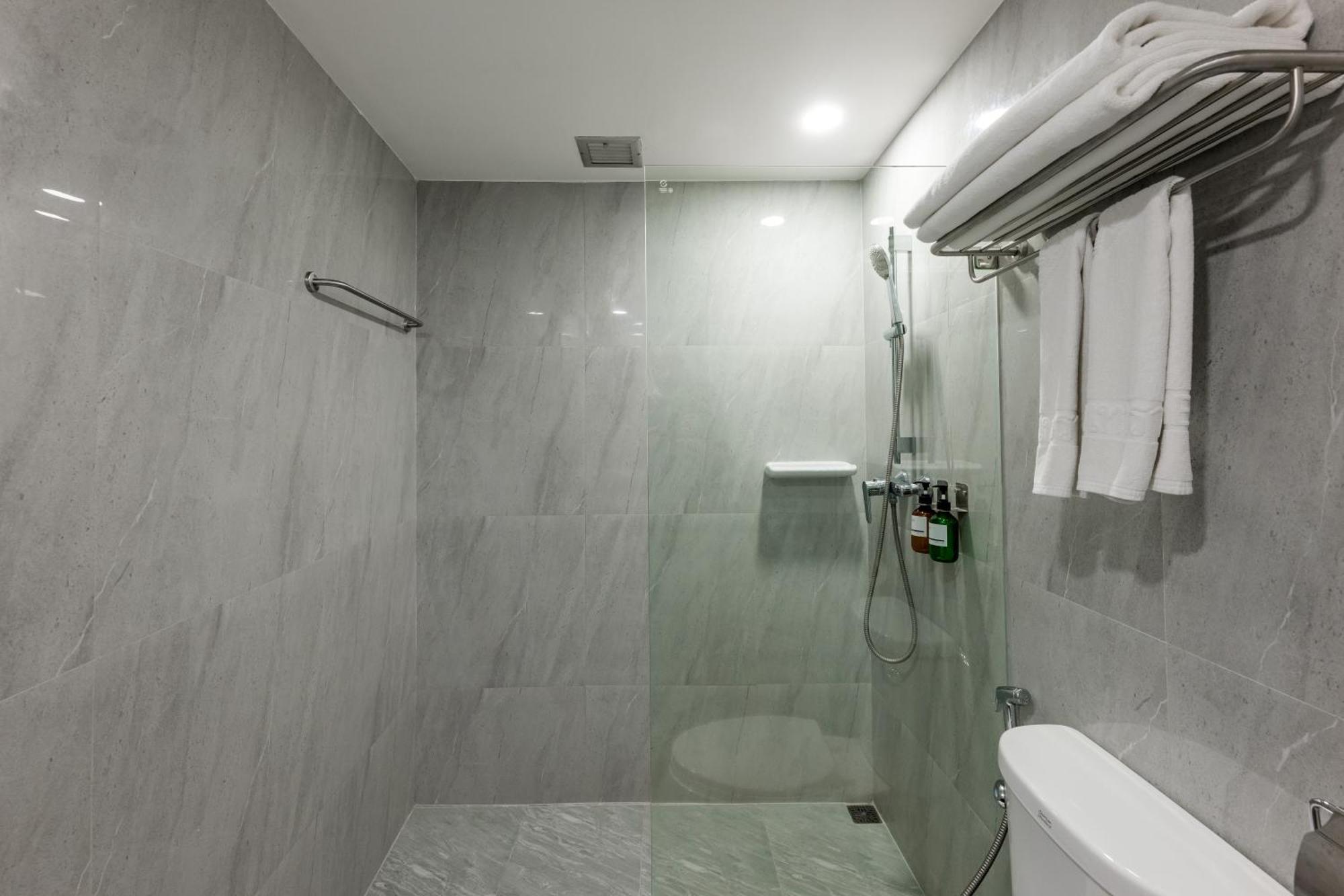Dhevaraj Hotel Нан Стая снимка