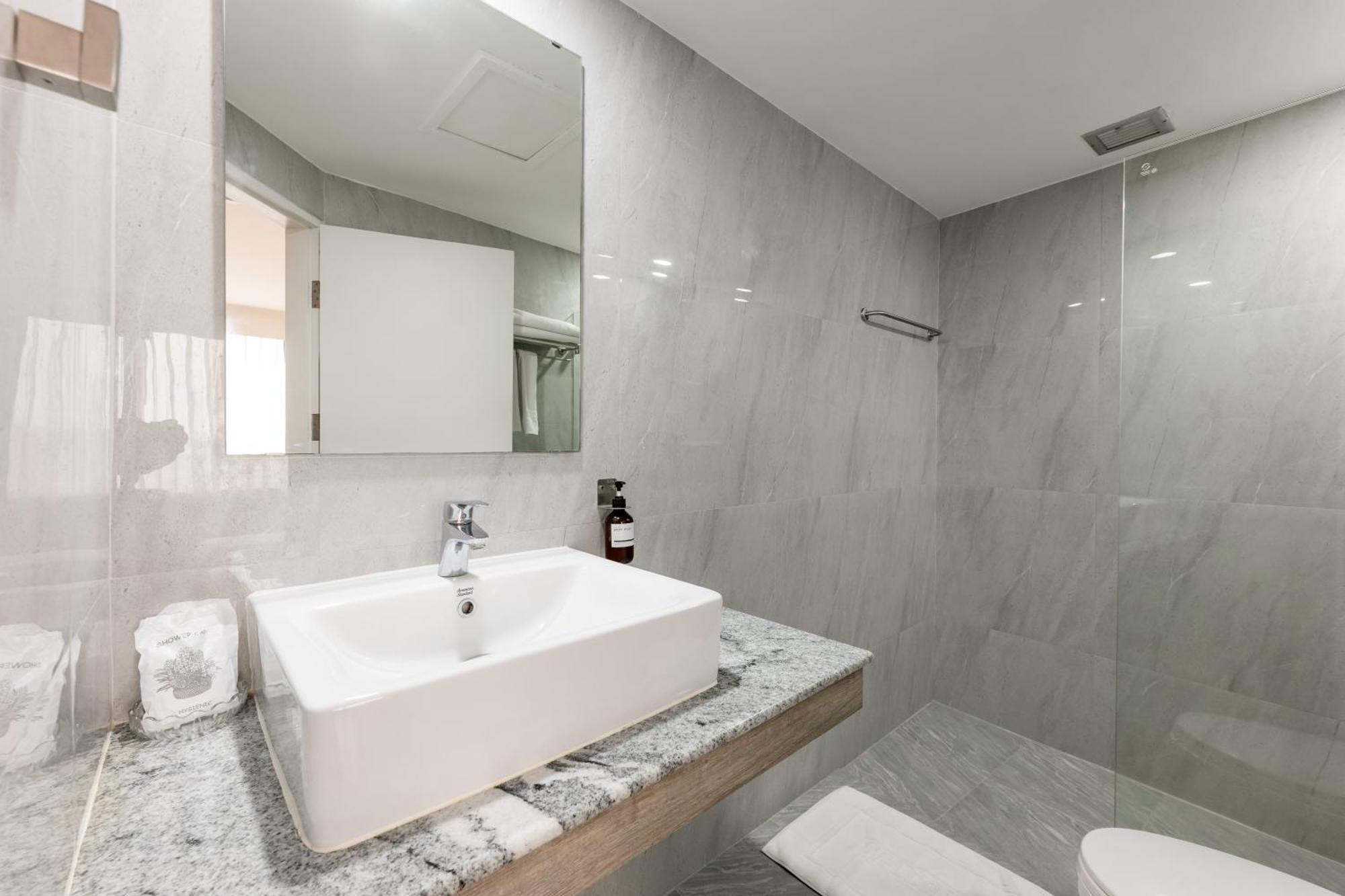 Dhevaraj Hotel Нан Стая снимка