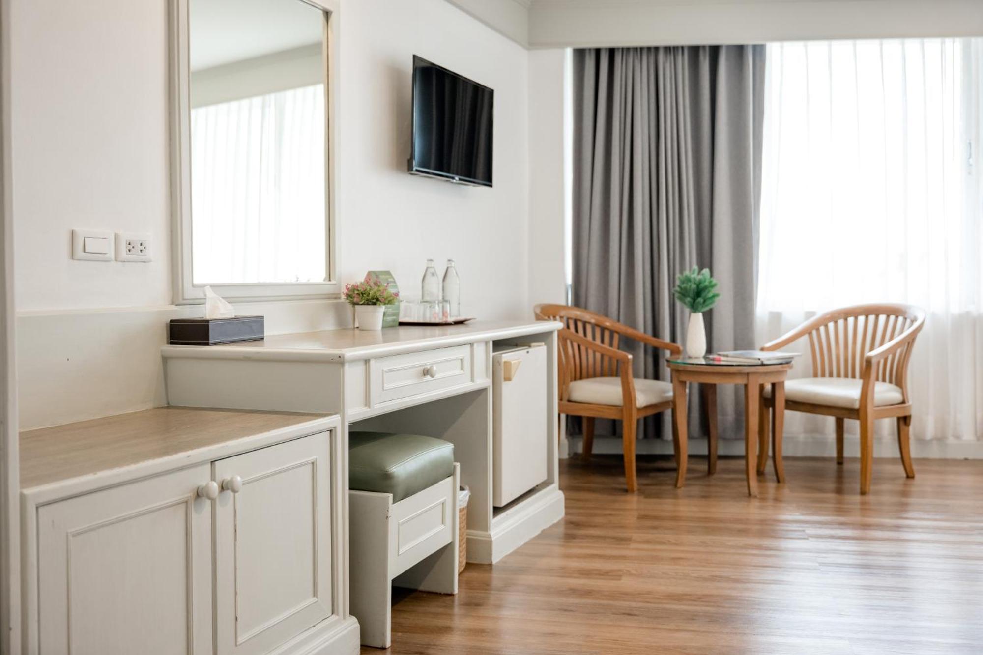 Dhevaraj Hotel Нан Екстериор снимка