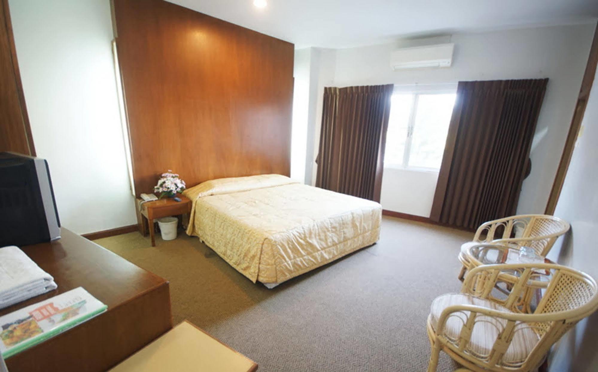 Dhevaraj Hotel Нан Екстериор снимка