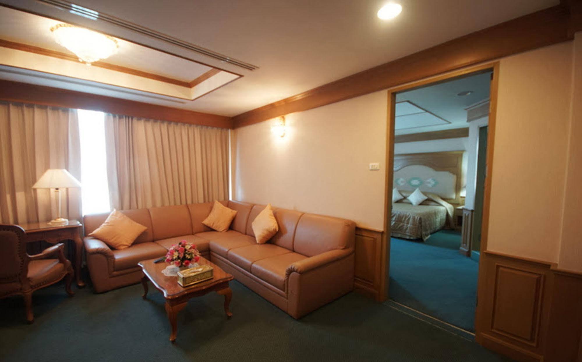 Dhevaraj Hotel Нан Екстериор снимка