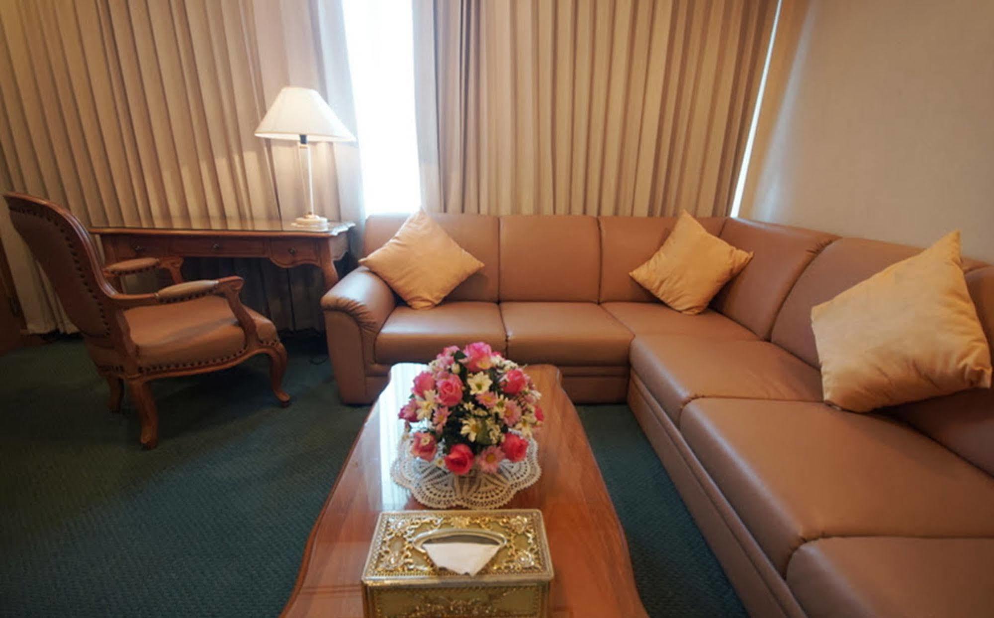Dhevaraj Hotel Нан Екстериор снимка