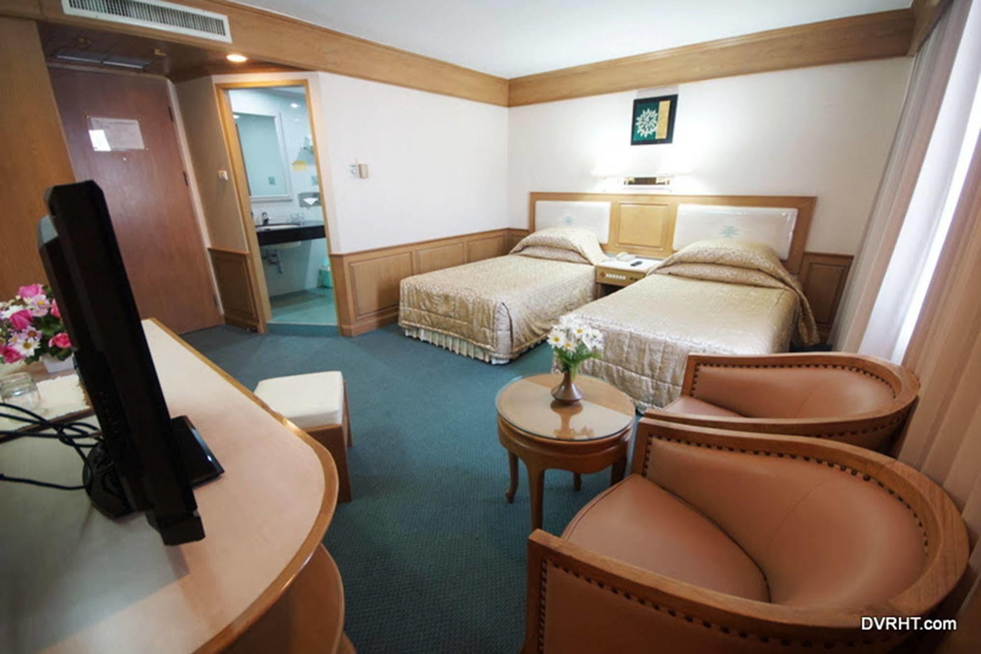 Dhevaraj Hotel Нан Екстериор снимка