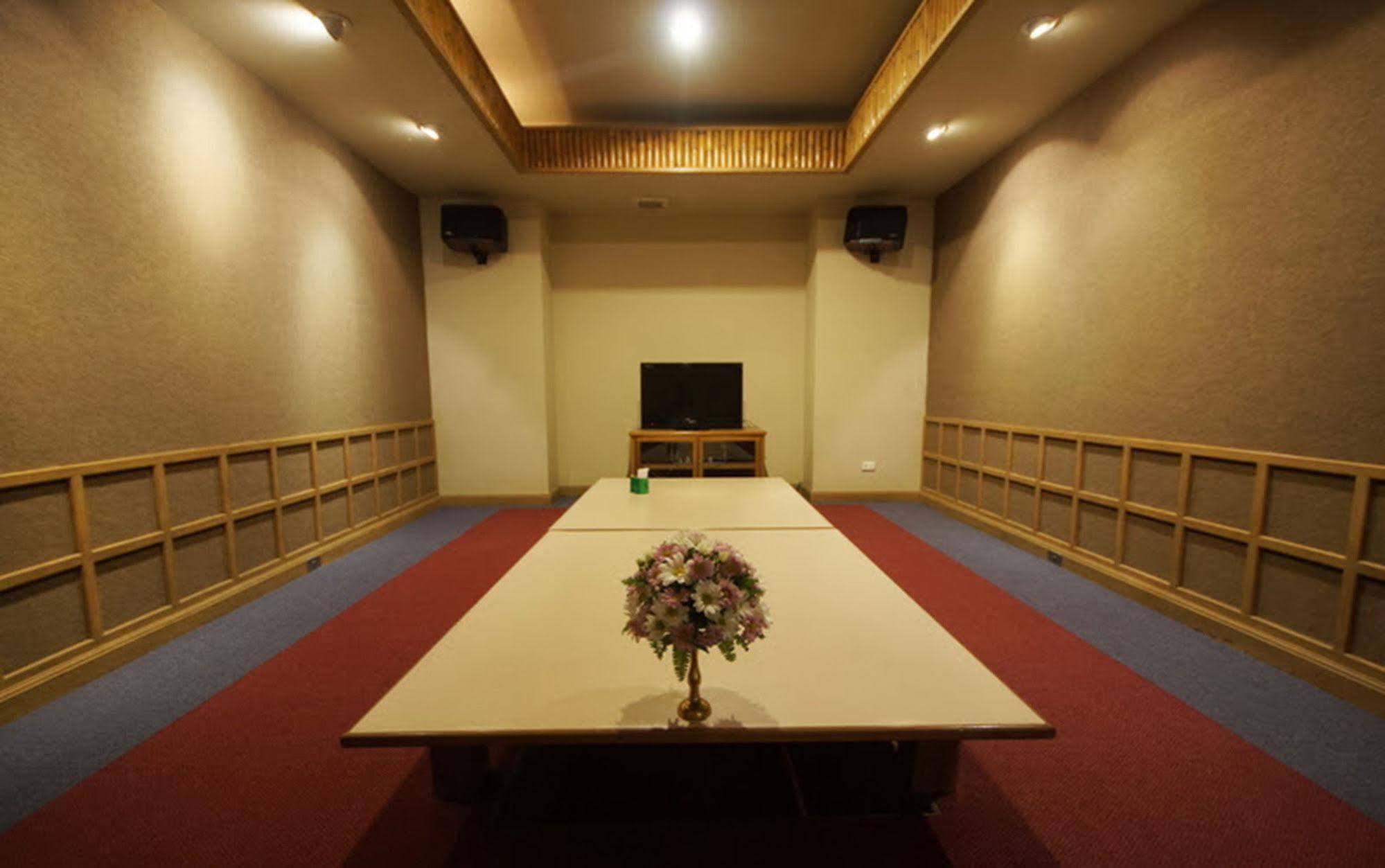 Dhevaraj Hotel Нан Екстериор снимка
